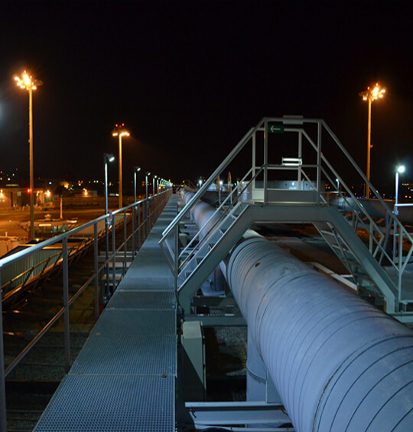 Eclairage sécurité toiture hall aéroport réalisation installation potelets en acier galvanisé