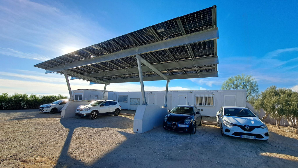 Ombrière photovoltaïque sans fondation installée à Vitrolles
